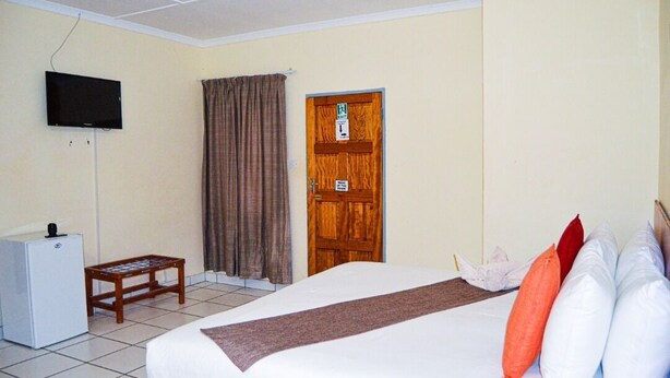 Double Room - Qhwigaba Guest Lodge (Maun)
