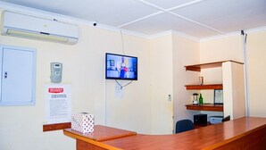Reception - Qhwigaba Guest Lodge (Maun)