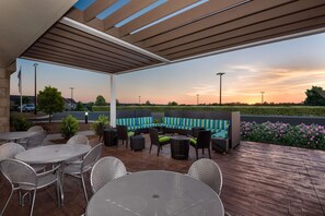 Terrace/patio - Home2 Suites by Hilton Charlotte University Research Park (Charlotte)