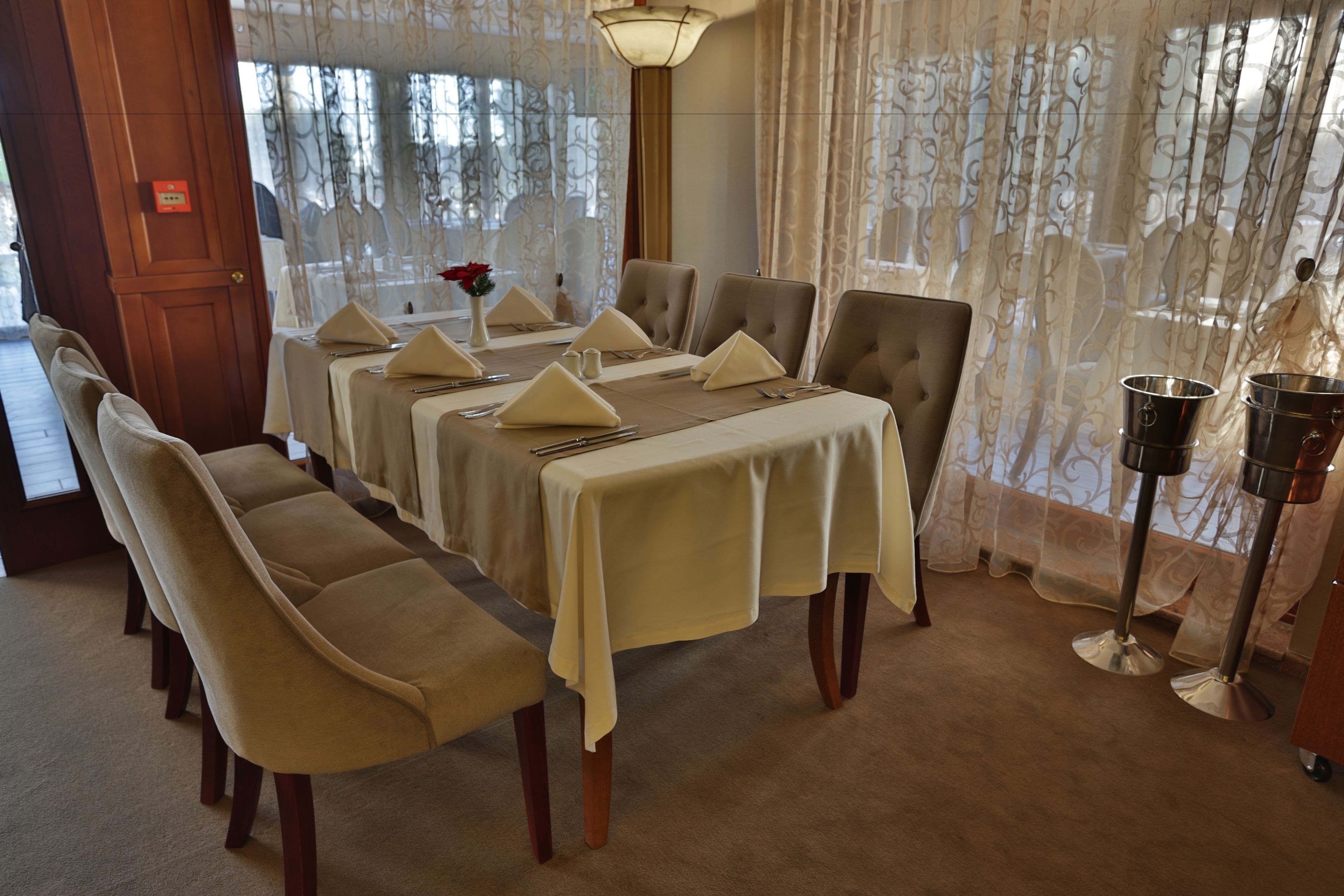 breakfast, lunch, dinner served; international cuisine