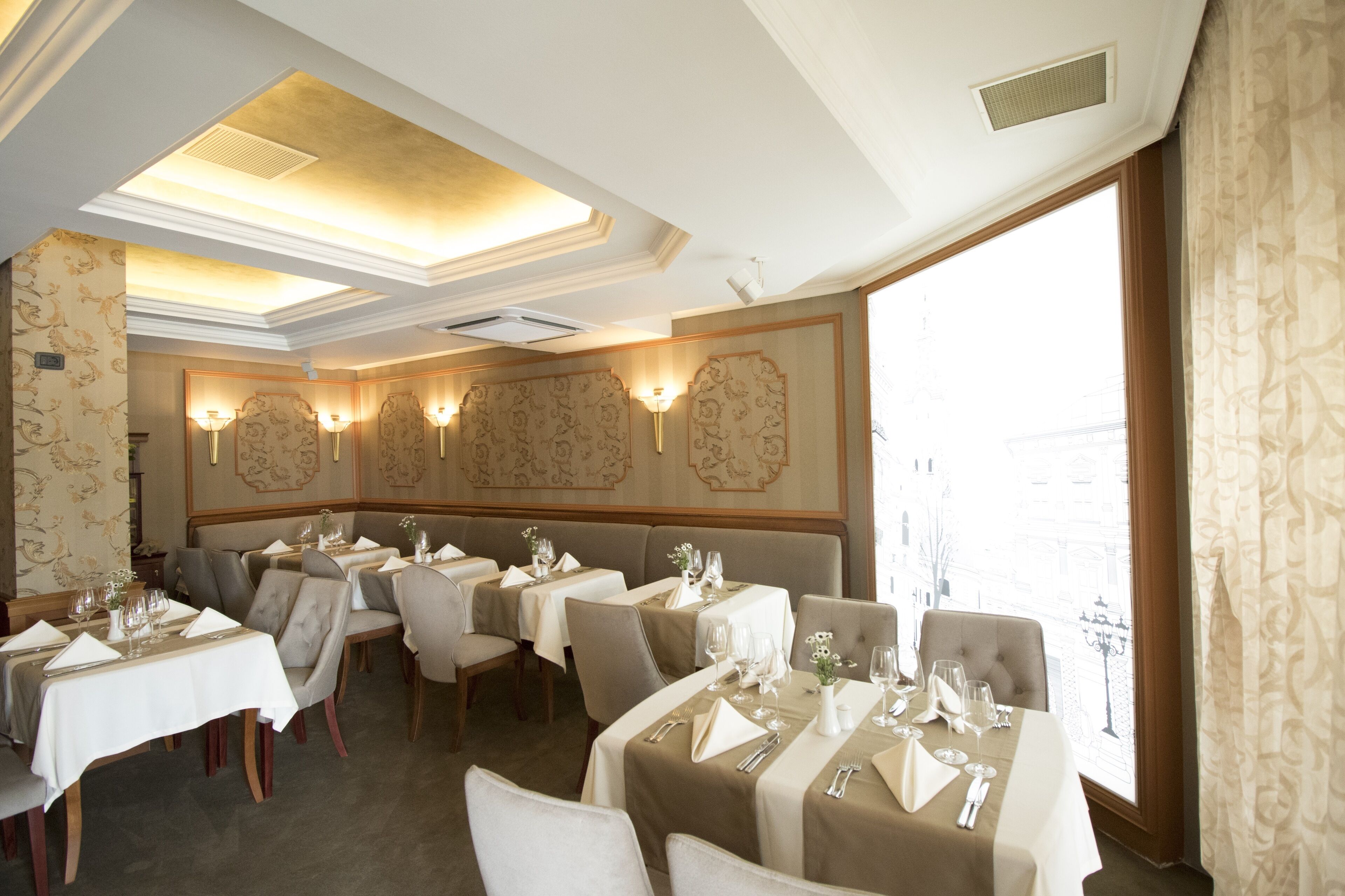 breakfast, lunch, dinner served; international cuisine