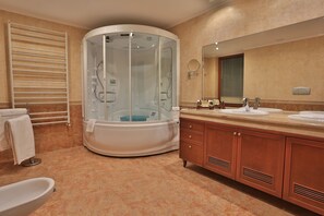 Suíte superluxo, vista para o mar (Free Room Safe) | Banheiro | Produtos de toalete de grife, secador de cabelo, roupões de banho 