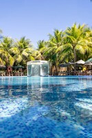 Beach nearby, free beach cabanas, sun loungers, beach towels