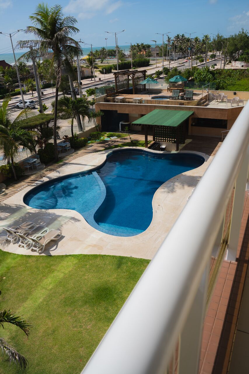 Utendørsbasseng, bassengparasoller og solsenger