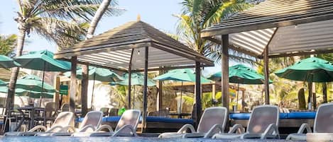 Plage à proximité, cabines gratuites, chaises longues