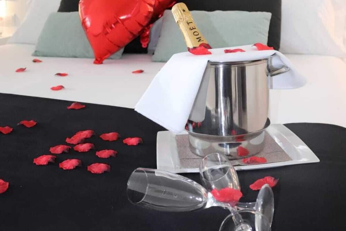 Romantische Suite, Terrasse, Meerblick | 1 Schlafzimmer, hochwertige Bettwaren, Daunenbettdecken