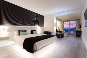 Suite Junior, terrasse, vue mer | Literie de qualité supérieure, couette en duvet d'oie