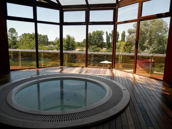 Indoor spa tub