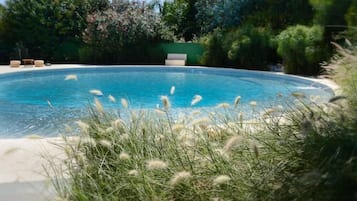 Una piscina al aire libre de temporada