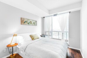 城市公寓式客房, 多张床 (Queen Sofabed) | 1 多间卧室、高档床上用品、办公桌、笔记本电脑工作区