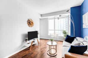 城市公寓式客房, 多张床 (Queen Sofabed) | 客厅 | 平板电视