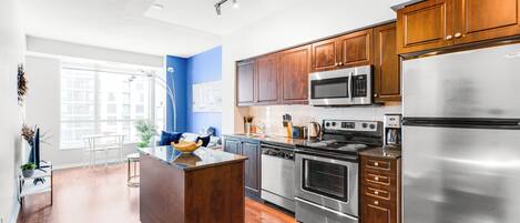 Condo urbano, varias camas (Queen Sofabed) | Cocineta privada | Refrigerador con congelador, microondas y parrilla de estufa