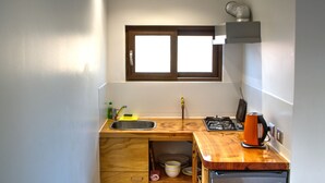 Frigorífic, placa de cuina i utensilis de cuina, vaixella i coberteria 