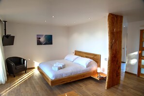 Literie de qualité supérieure, coffres-forts dans les chambres, bureau
