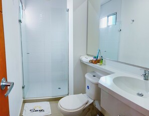 Shower, towels, soap, shampoo - Hotel Seven Monteria (Montería)