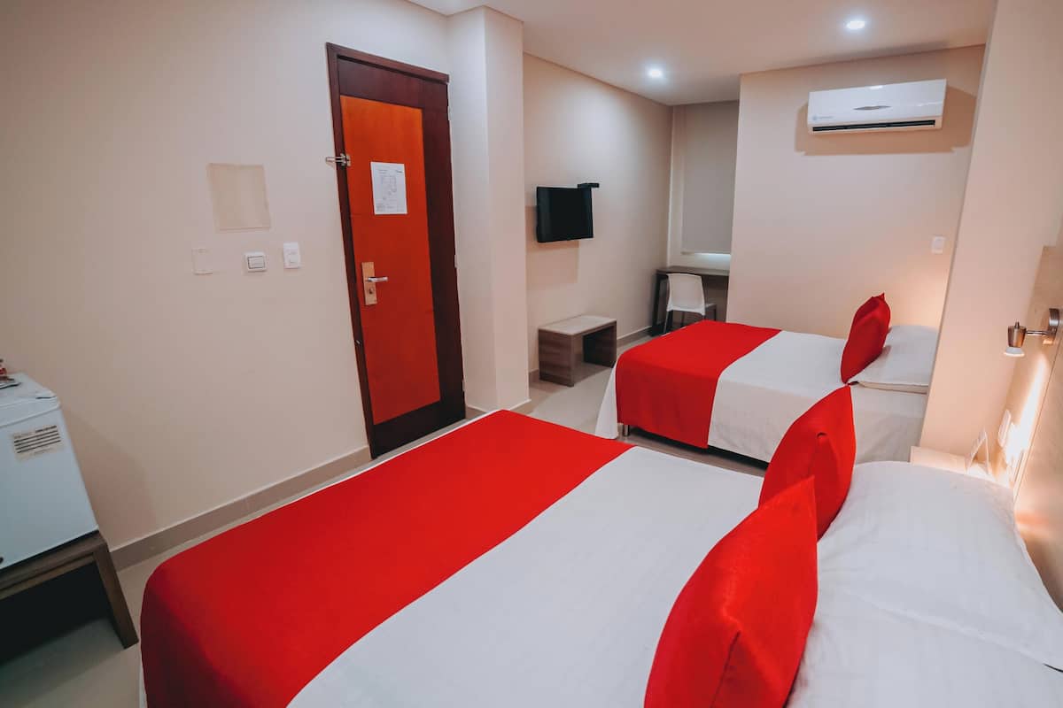 Family Oda | Minibar, odada kasa, masa, dizüstü bilgisayar çalışma alanı