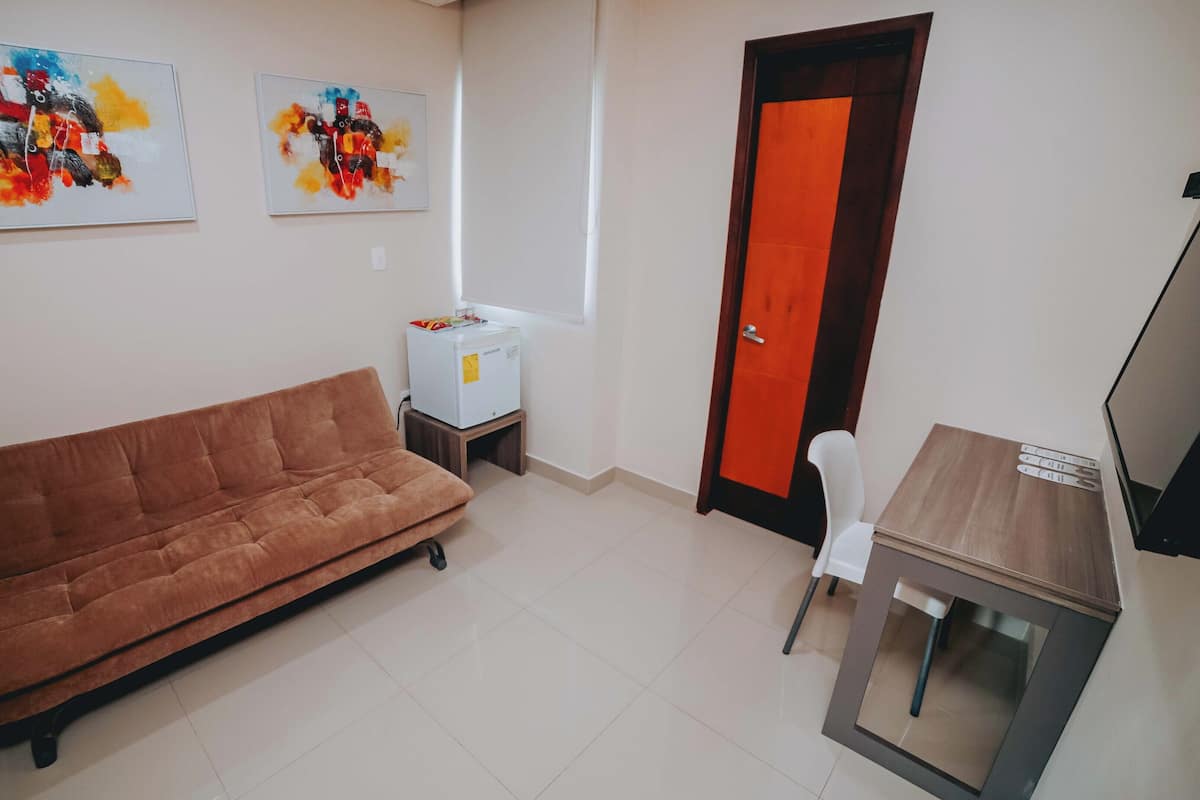 Comfort Stüdyo Süit | Oturma alanı | Kablolu TV kanalları bulunan 32 inç düz ekran televizyon, televizyon