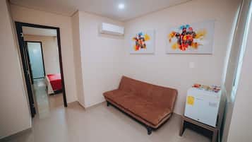 Comfort Studio Suite | Living area | 32-inch flat-screen TV with cable channels, TV