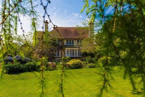 A two-story house with a garden in front. - Church Farm B&B (Shifnal)
