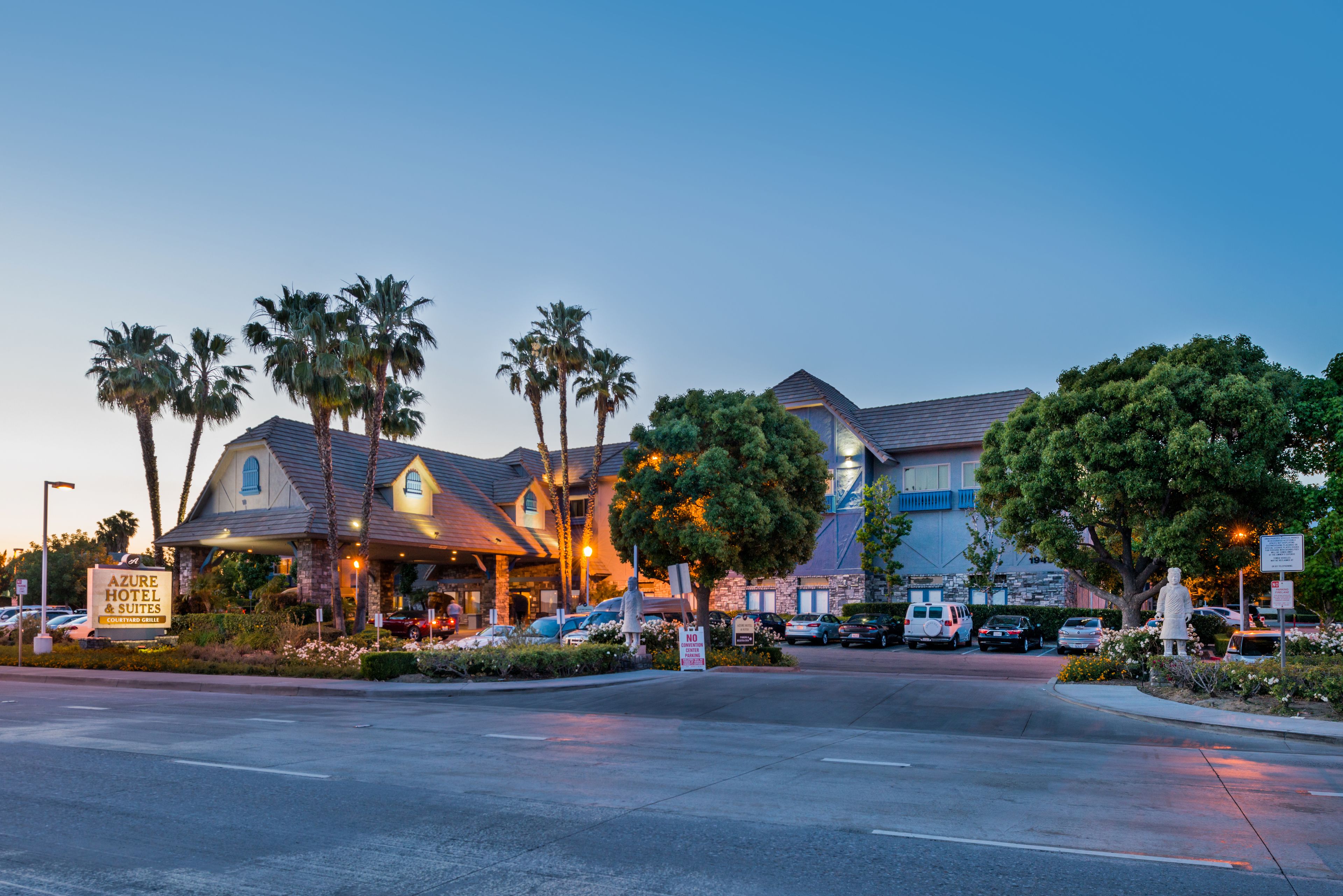 Vista frontal de la propiedad por la tarde o noche