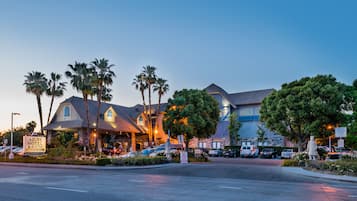 Vista frontal de la propiedad por la tarde o noche