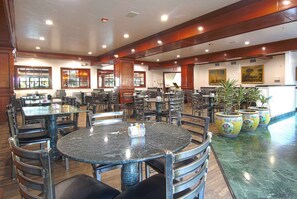 Restaurant - Azure Hotel & Suites, Trademark Collection by Wyndham (Ontario)