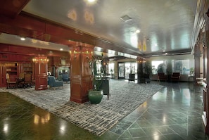 Lobby - Azure Hotel & Suites, Trademark Collection by Wyndham (Ontario)