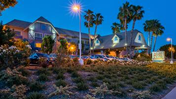 Fachada da propriedade à noite