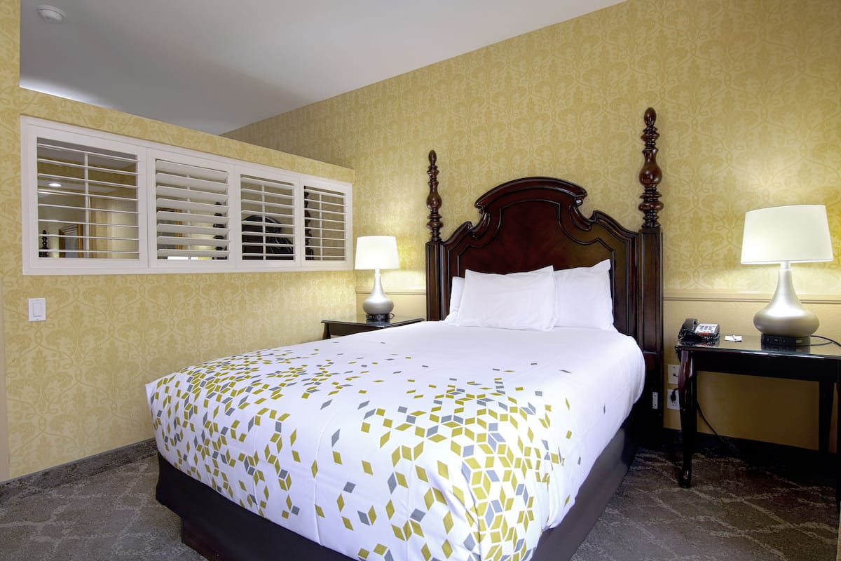 Premium bedding, in-room safe, desk, laptop workspace