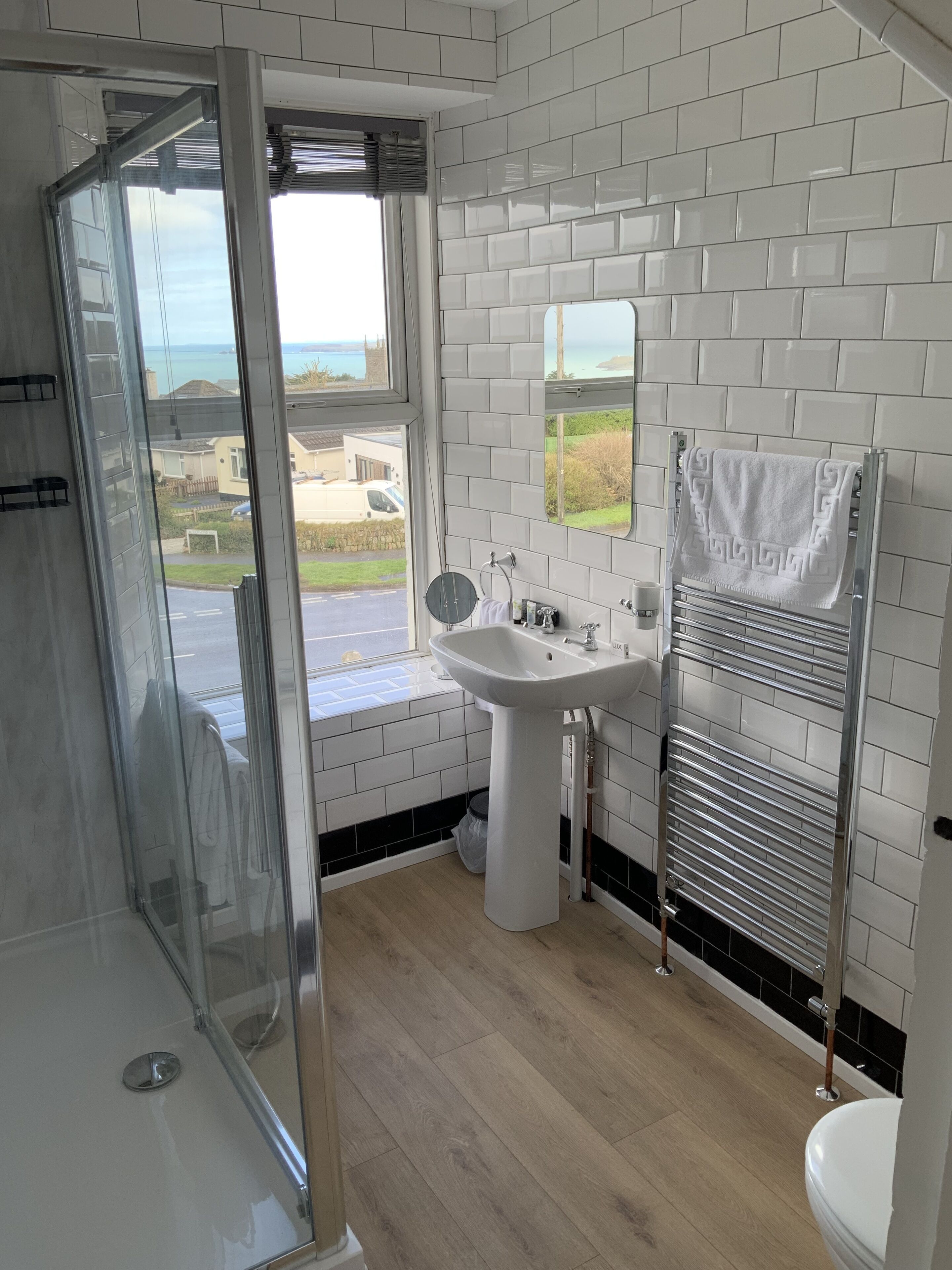 Familienzimmer | Badezimmer | Dusche, kostenlose Toilettenartikel, Haartrockner, Handtücher