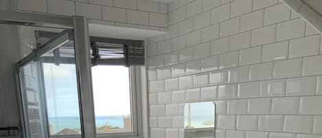 Chambre familiale | Salle de bain | Douche, articles de toilette (gratuits), séchoir à cheveux