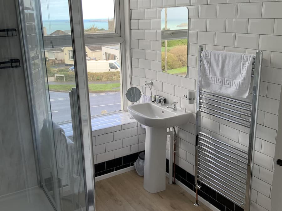 Habitación familiar | Baño | Ducha, artículos de higiene personal gratuitos y secador de pelo