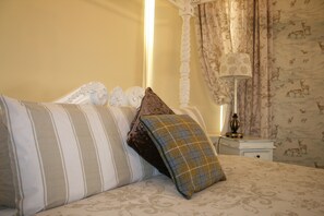 Superior Double Room, Fireplace (Bay Window) | Individually decorated, individually furnished, desk, soundproofing - Ardmeanach House (Inverness)