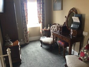 Individually decorated, individually furnished, desk, soundproofing - Ardmeanach House (Inverness)