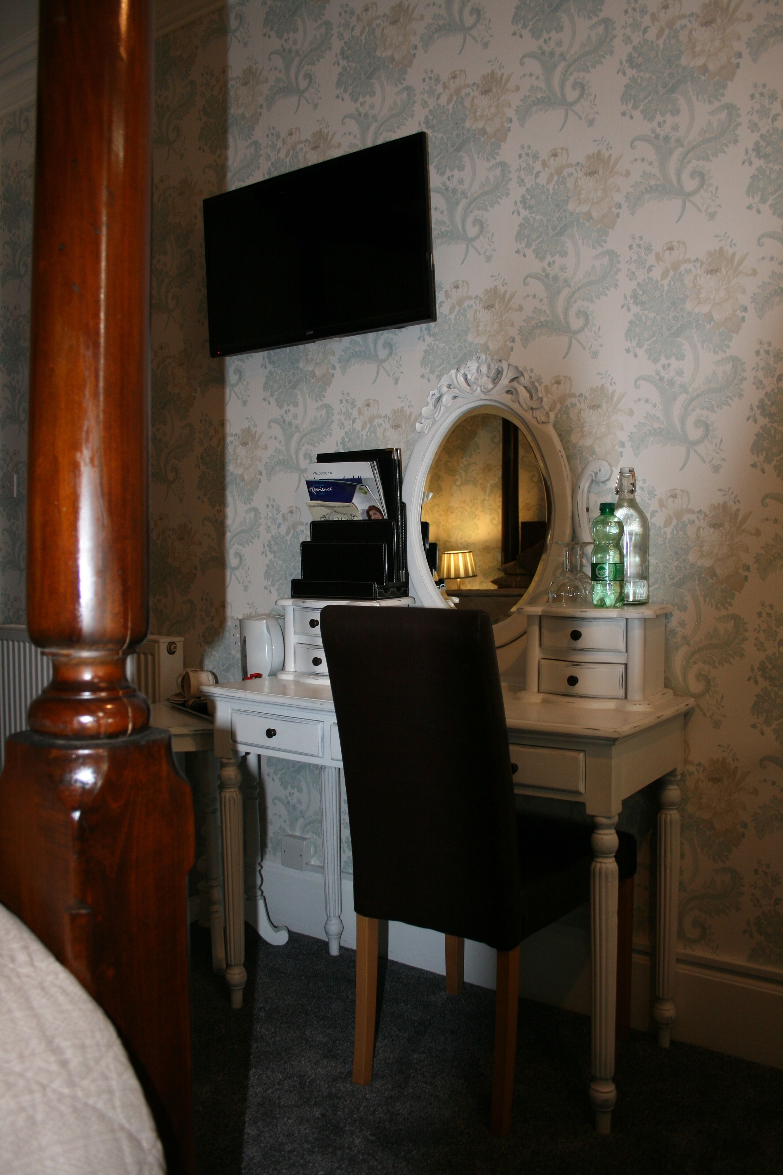 Standard Double Room, Garden View (Four Poster Bed) | Individually decorated, individually furnished, desk, soundproofing