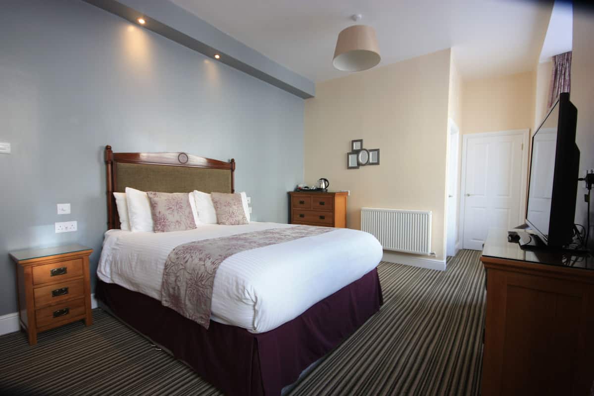Kamar Double Mewah, 1 Tempat Tidur King (First Floor) | Minibar, brankas, setrika/meja setrika, dan Wi-Fi gratis