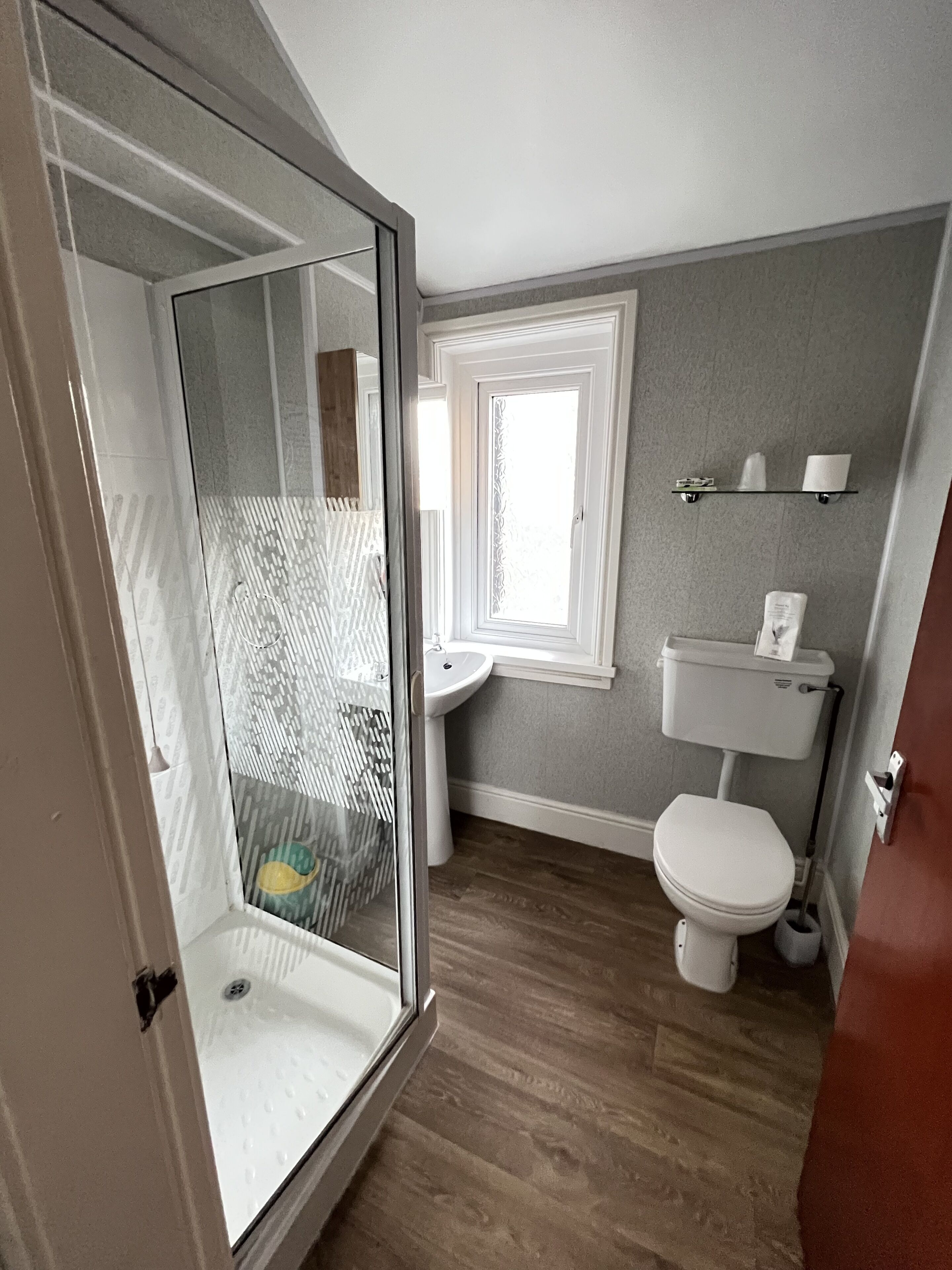 Chambre Double Standard (Small) | Salle de bain | Douche, articles de toilette gratuits, sèche-cheveux