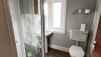 Chambre Double Standard (Small) | Salle de bain | Douche, articles de toilette gratuits, sĂšche-cheveux