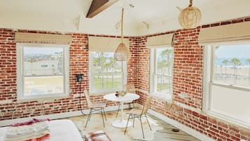 Ocean Front PH Bungalow | Ropa de cama de alta calidad y tabla de planchar con plancha