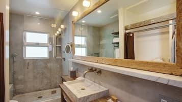 Ocean View PH Bungalow | Bathroom | Shower, free toiletries, towels