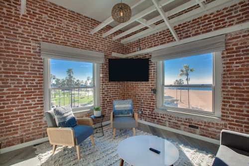 Suite, 1 Bedroom, Oceanfront | Living area