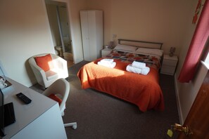 Habitación doble | Escritorio, wifi gratis y ropa de cama