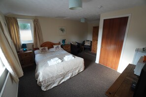 Double Room | Desk, free WiFi, bed sheets