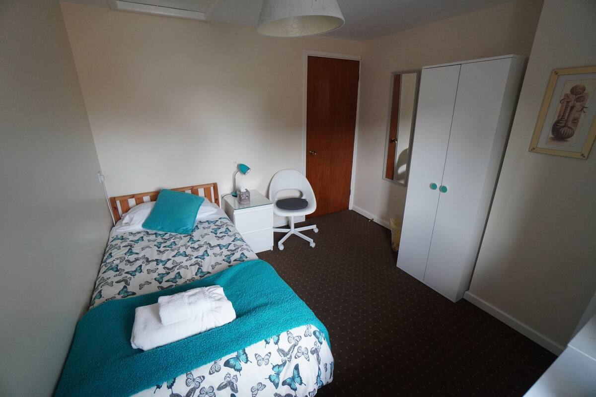 Habitación individual superior | Escritorio, wifi gratis y ropa de cama