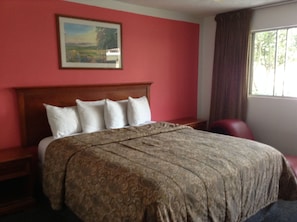 客房内保险箱、办公桌、免费 WiFi、床单