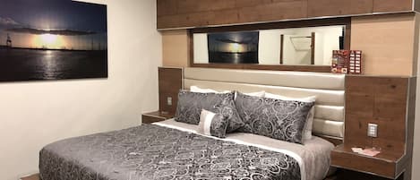 Suite de lujo, 1 cama King size | Escritorio, tabla de planchar con plancha y wifi gratis 