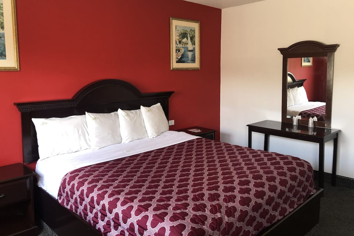 Standard Room, 1 Queen Bed | Desk, iron/ironing board, free WiFi