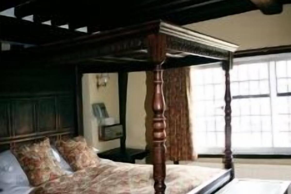 Standard Double Room (Four Poster Bed) | Individually decorated, iron/ironing board, free cots/infant beds
