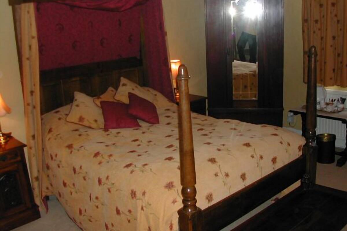 Standard Double Room (Half Tester Bed) | Individually decorated, iron/ironing board, free cots/infant beds