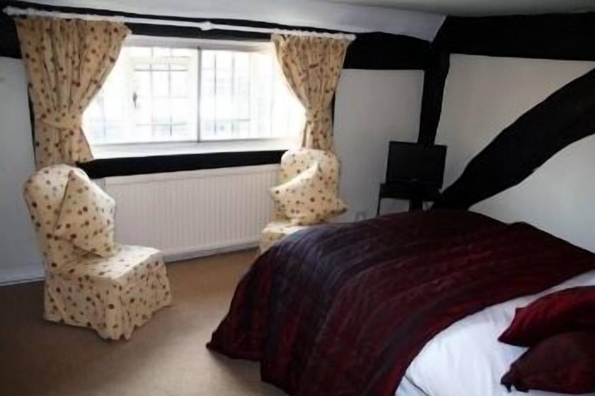 Standard Double Room, Ensuite | Individually decorated, iron/ironing board, free cots/infant beds